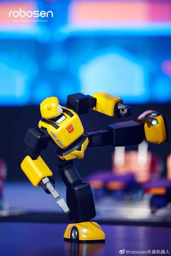 Image Of Robosen G1 Bumblebee Transformers Auto Converting Performance Figure  (3 of 9)